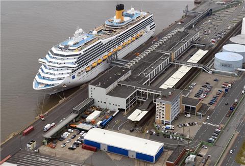 Ein Kreuzfahrtschiff liegt in Bremerhaven.