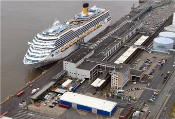 Ein Kreuzfahrtschiff liegt in Bremerhaven.