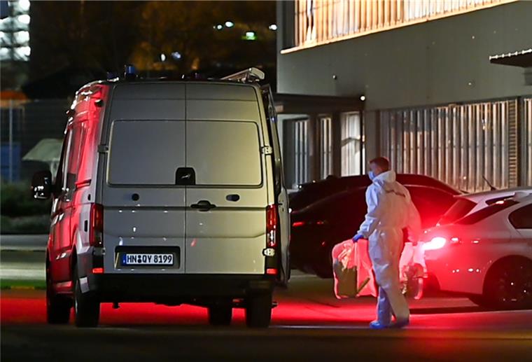 Ein Kriminaltechniker bringt einen Plastikbeutel zum Wagen. Bei einer Explosion in einem Verwaltungsgebäude von Lidl sind am Mittwoch drei Personen verletzt worden.