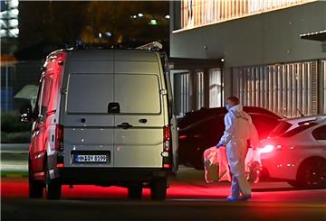 Ein Kriminaltechniker bringt einen Plastikbeutel zum Wagen. Bei einer Explosion in einem Verwaltungsgebäude von Lidl sind am Mittwoch drei Personen verletzt worden.