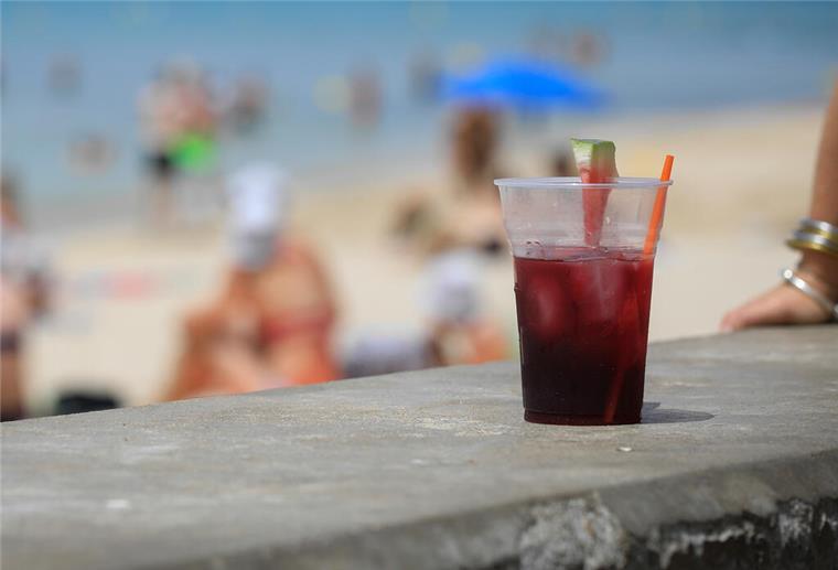 Ein Glas «Sangria» steht am Strand 