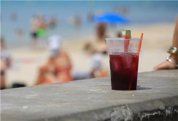Ein Glas «Sangria» steht am Strand 