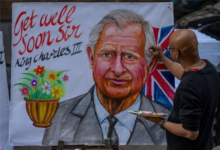 Nach Krebsdiagnose: Hoffen auf royale Aussöhnung Ein Künstler der Gurukul-Kunstschule in Mumbai malt ein Bild des britischen Königs Charles III. und wünscht ihm baldige Genesung.