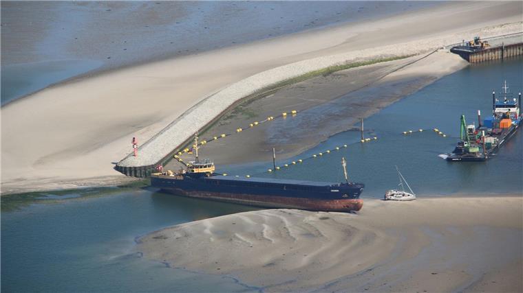 Schiff blockiert stundenlang Wangerooger Hafeneinfahrt Ein Küstenmotorschiff liegt quer in der Hafeneinfahrt Wangerooge.