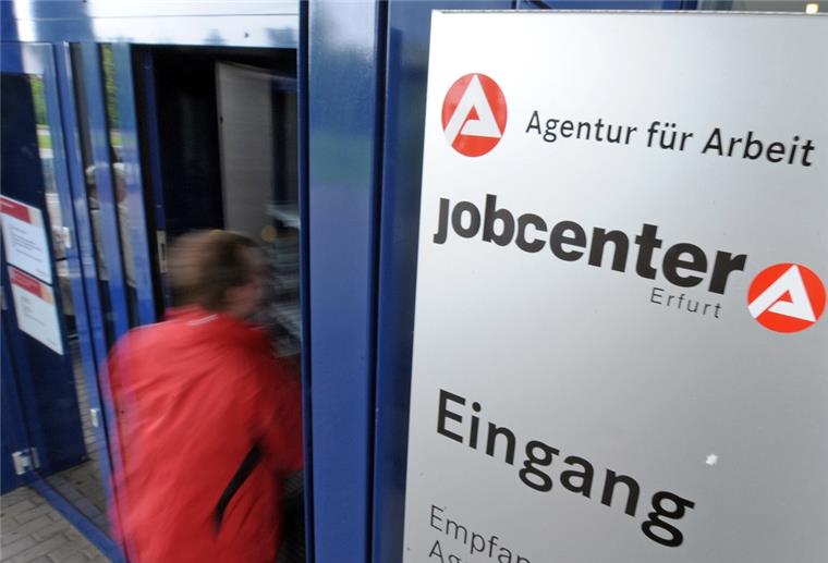 Ein Kunde geht in Erfurt durch die Tür des Jobcenters.