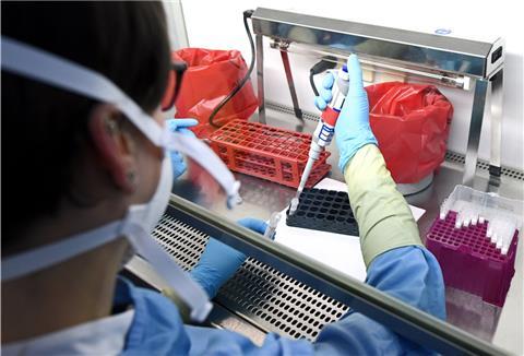 Ein Labor-Mitarbeiter führt einen Corona-Test im Labor durch.