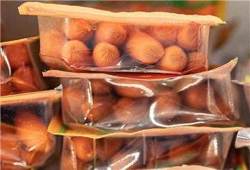 Wurstpackungen liegen übereinander.
