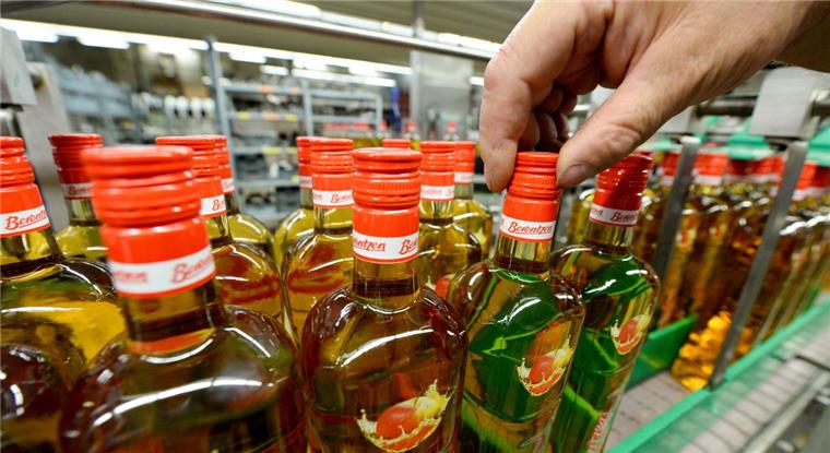 Ein Ladendieb im Eckernfeld kam mit seiner Flasche Schnaps (Symbolfoto) nicht weit.