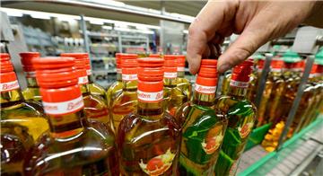 Ein Ladendieb im Eckernfeld kam mit seiner Flasche Schnaps (Symbolfoto) nicht weit.