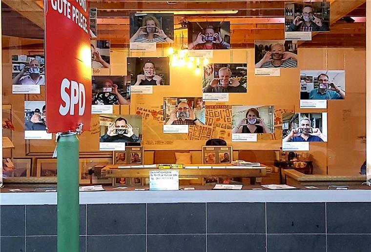 Bildern von lächelnden Menschen sind an einer Wand befestigt