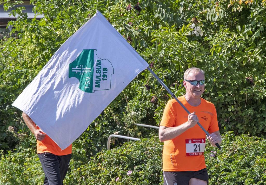 Ein Läufer trug sogar die Vereinsfahne durch die &quot;Hölle von Mulsum&quot;. 