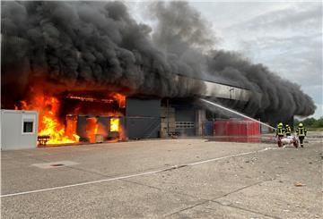 Ein Lagerhallenbrand eines Recyclingbetrieb in Papenburg hat am Mittwochmorgen einen größeren Einsatz der Feuerwehr ausgelöst.
