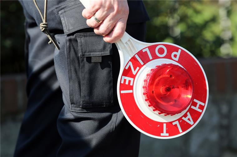 Lamstedter Autofahrer schon wieder betrunken erwischt Ein Lamstedter ist zum wiederholten Mal betrunken gefahren und dabei von der Polizei erwischt worden.