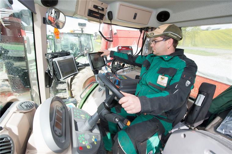 Ein Landwirt bedient die Displays in einem GPS-gesteuerten Traktor. Die Digitalisierung der Landwirtschaft, auch Smart Farming genannt, ist ein Thema, dem auf der Tarmstedter Ausstellung in diesem Jahr viel Aufmerksamkeit gewidmet werden soll.