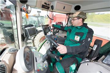 Ein Landwirt bedient die Displays in einem GPS-gesteuerten Traktor. Die Digitalisierung der Landwirtschaft, auch Smart Farming genannt, ist ein Thema, dem auf der Tarmstedter Ausstellung in diesem Jahr viel Aufmerksamkeit gewidmet werden soll.