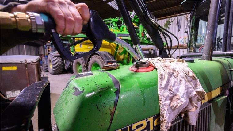 Ein Landwirt in der Region Hannover betankt einen Radlader in seiner Fahrzeughalle mit Diesel.