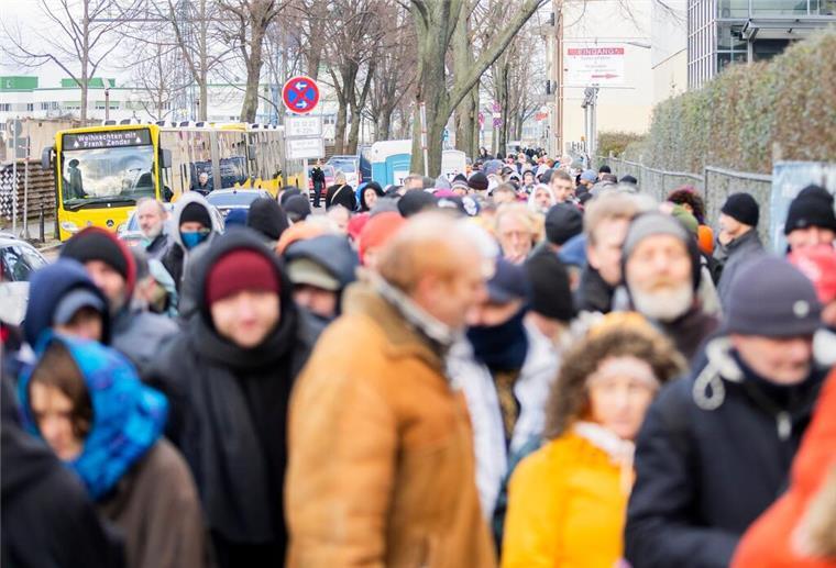 Ein lange Schlange bildete sich vor dem Hotel Estrel. „Heute waren circa 1800 Menschen da“, so Marcus Zander.