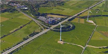 Ein Laster ist am Montagnachmittag an der A27-Anschlussstelle Bremerhaven-Mitte von der Straße abgekommen.