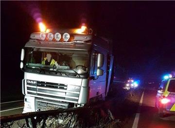 Ein Laster ist auf der A27 bei Nordholz verunglückt.