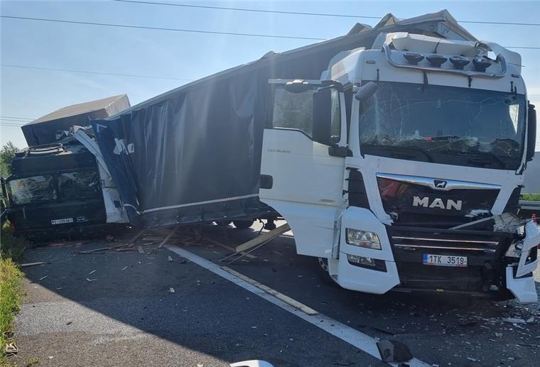 Ein Lastwagen der Bundeswehr ist auf der Autobahn 2 bei Braunschweig in ein Stauende geprallt. 