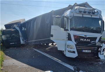 Ein Lastwagen der Bundeswehr ist auf der Autobahn 2 bei Braunschweig in ein Stauende geprallt. 