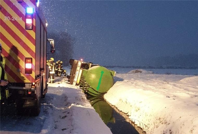 Unfall auf spiegelglatter Strecke bei Cappel: Lkw kippt in Graben Ein Lastwagen-Fahrer verlor die Kontrolle über sein Fahrzeug - es kippte in einen Seitenraum der Straße.