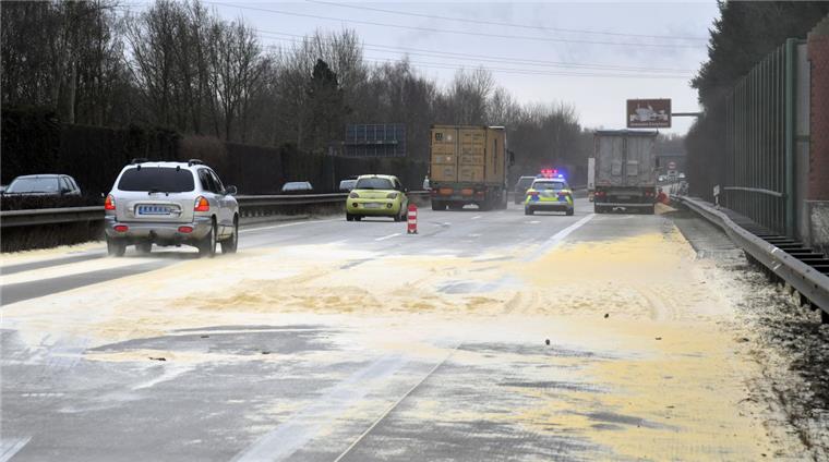 Ein Lastwagen hat auf der A27 nach einem Unfall Futtermittel verloren.