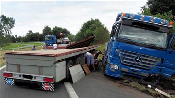 Ein Lastwagen hat Ladung verloren und blockiert die Autobahnabfahrt in Debstedt. 