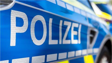 Ein Lastwagenfahrer ist bei Bremen von einem anderen Lastwagen erfasst worden. (Symbolbild)