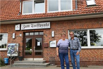 Ein Leben hinter der Theke für die Gäste: Christa und Heinz Lührs stellen ihre Gaststätte „Zum Treffpunkt“ auf Bedarfsgastronomie um.