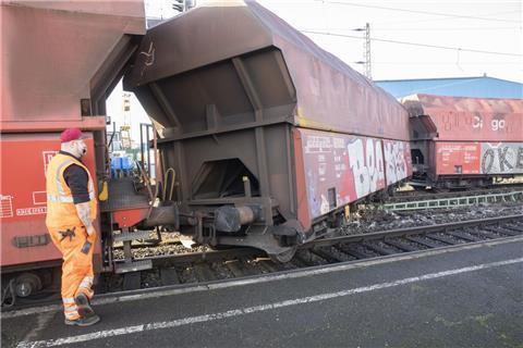 Ein leerer Güterwaggon ist in Bremen-Neustadt aus den Gleisen gesprungen. Es gibt eine Streckensperrung.



