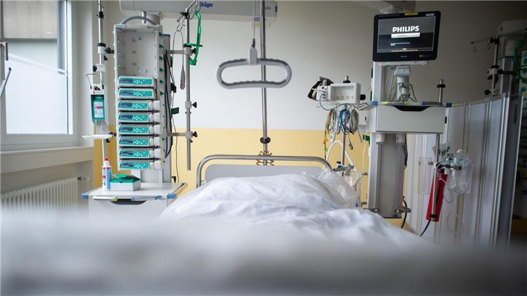 Ein leeres Bett steht in der Intensivstation einer Klinik.