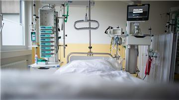 Ein leeres Bett steht in der Intensivstation einer Klinik.