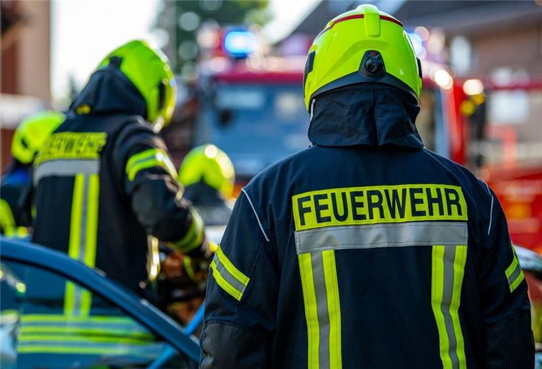 ARCHIV - Einsatzkräfte der Feuerwehr bei einem Übungseinsatz. Foto: David Inderlied/dpa/Symbolbild