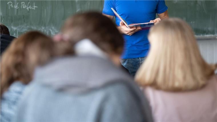 Kurzstudie: Diskriminierende Inhalte in Bremer Schulbüchern Ein Lehrer steht im Unterricht an der Tafel.