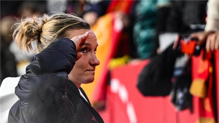 Nur 15 Minuten für Popp: „Schade, ist schon vorbei“ Ein letzter Gruß an die Fans: Popp verabschiedet sich in Duisburg aus der DFB-Elf.
