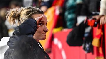 Ein letzter Gruß an die Fans: Popp verabschiedet sich in Duisburg aus der DFB-Elf.