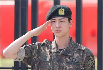 Ein letzter Salut: BTS-Jin hat seinen obligatorischen Militärdienst absolviert.