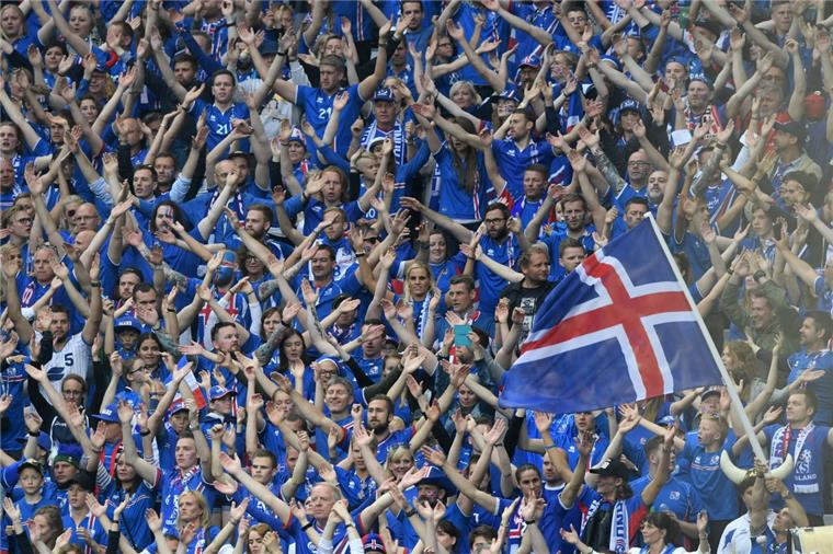 Ein letztes Mal "Huh". Die isländischen Fans haben ihre Mannschaft trotz des Ausscheidens gefeiert.