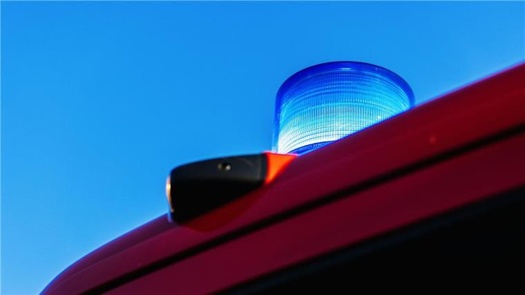 Mann stirbt bei Brand in Lüneburg Ein leuchtendes Blaulicht auf einem Einsatzfahrzeug der Feuerwehr.