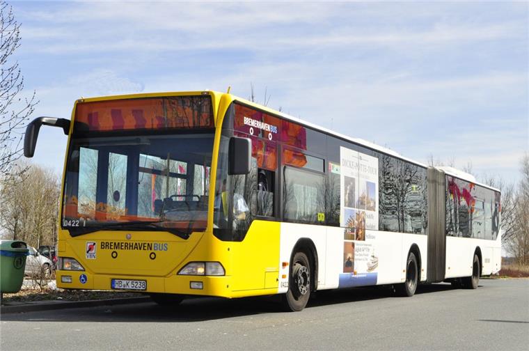 Lehe: Unbekannte schleudern Stein auf Bus Ein Linienbus (Symbolfoto) ist in Lehe von Unbekannten mit einem Stein abgeworfen worden.
