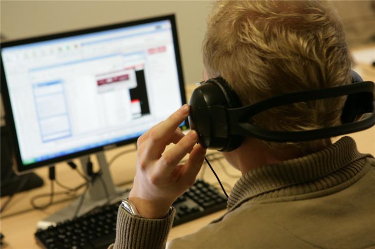 Ein LKA-Beamter hört mit: Auch die Bremerhavener Polizei bekommt Unterstützung von vier IT-Fachleuten für die Video- und Telefonüberwachung.