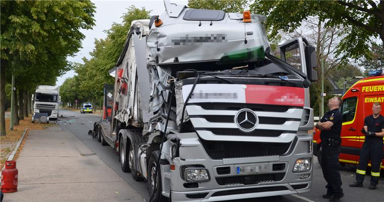 Ein Lkw-Fahrer hat in Bremerhaven einen anderen Lkw gerammt und sich dabei im Führerhaus verletzt.