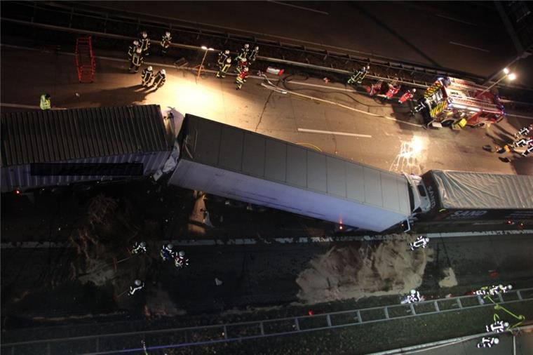 Ein Lkw-Fahrer ist am Mittwochabend auf ein Stauende auf der A 1 bei Bremen aufgefahren. Der Aufprall war so heftig, dass er dabei im Führerhaus starb. 