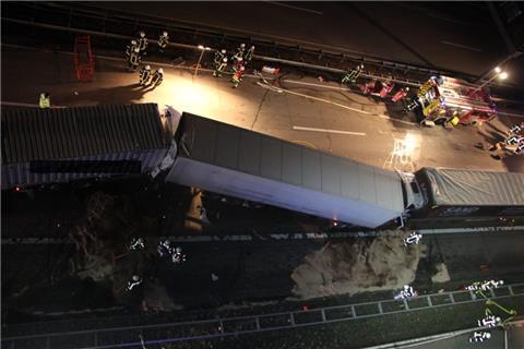 Ein Lkw-Fahrer ist am Mittwochabend auf ein Stauende auf der A 1 bei Bremen aufgefahren. Der Aufprall war so heftig, dass er dabei im Führerhaus starb. 
