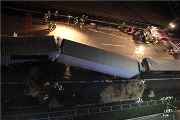 Ein Lkw-Fahrer ist am Mittwochabend auf ein Stauende auf der A 1 bei Bremen aufgefahren. Der Aufprall war so heftig, dass er dabei im Führerhaus starb. 