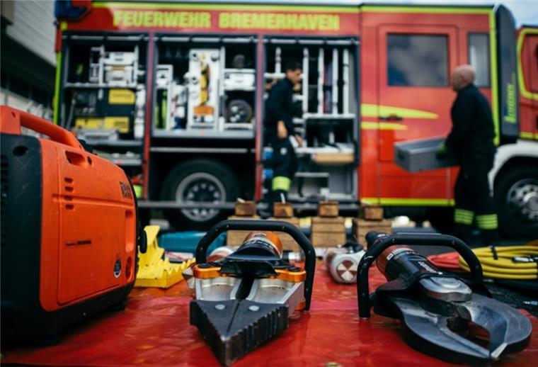 Feuerwehr Bremerhaven mit schwerem Gerät