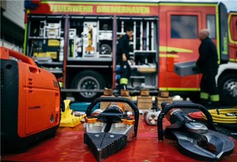 Feuerwehr Bremerhaven mit schwerem Gerät