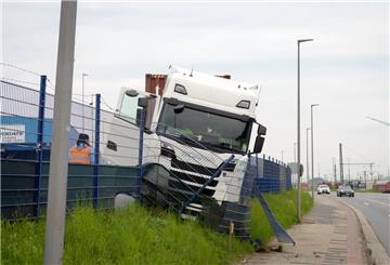 Ein Lkw hat am Freitag auf der Senator-Borttscheller-Straße bei einem Unfall den Zaun durchbrochen.
