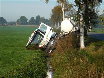 Ein Lkw ist am Montagvormittag bei Stade in den Graben gefahren und umgekippt. Der Fahrer blieb unverletzt. 